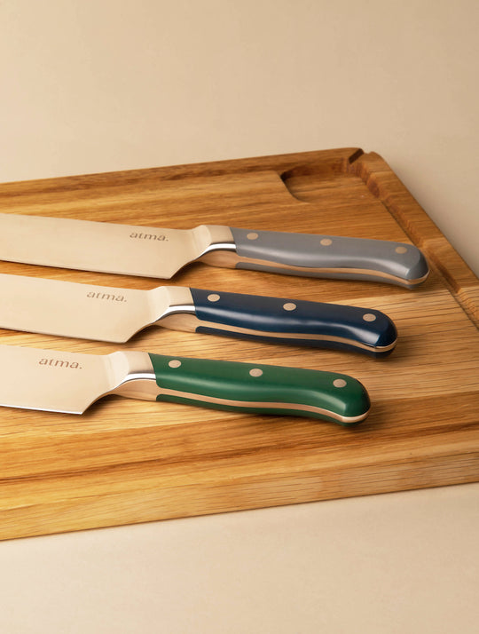 Tabla de cortar de roble con cuchillos de cocina